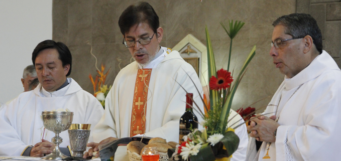 Celebración Eucarística presidida por el Padre Jorge Molina (centro) acompañado por P. Robert García (izq.) y Monseñor Alfredo Espinoza (der)