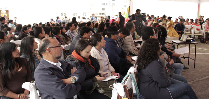 Estudiantes de EIB, docentes y personal administrativo durante el acto.