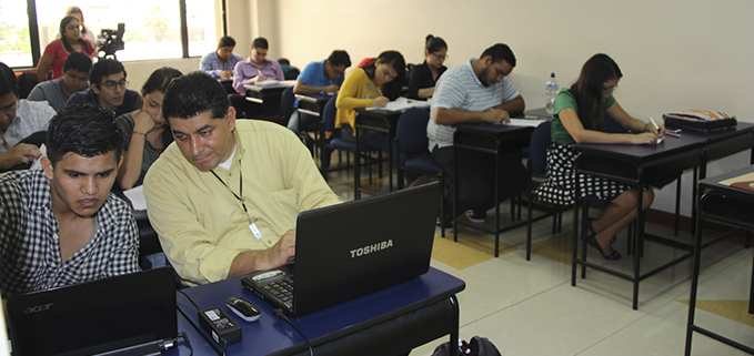 Docentes y estudiantes de la sede Guayaquil durante la charla.