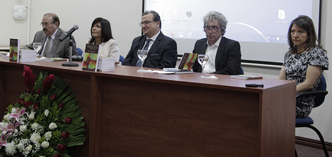 Panelistas Dra. María Elena Ortiz, coordinadora de la Red Estrado Ecuador y docente de la UPS; Dr. Eduardo Fabara, docente de la Universidad Andina Simón Bolívar; Dra. Magali Robalino, representante de la UNESCO, Perú; Dr. Freddy Álvarez, rector de la Universidad Nacional de Educación y el antropólogo José Juncosa, vicerrector de la Universidad Politécnica Salesiana, sede Quito.