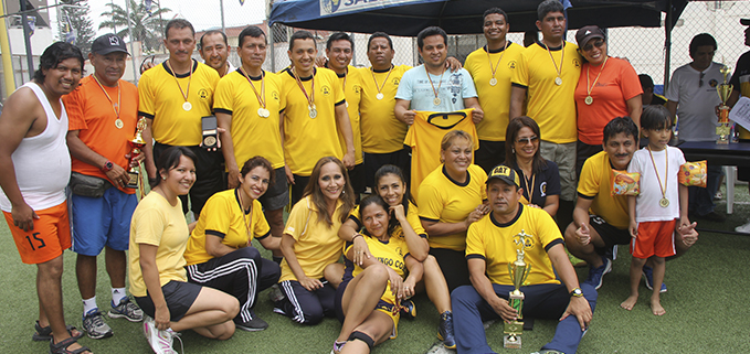 El Equipo del Colegio Domingo Comín con medallas y trofeos del primer lugar en diversas disciplinas deportivas.