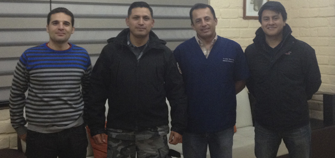 (de izq.) Carlos Minguez, Director y Coordinador del Grupo Investigador de la Carrera de Medicina Veterinaria, Capitan Jose Vallejo, Jefe del Grupo de Operaciones Especiales (GOE) en Azuay), Juan Masache y Cristhian Sagbay.