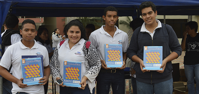 Estudiantes colegiales recibieron textos del programa municipal 