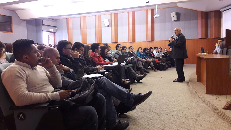 P. Javier Herrán, Rector de la UPS durante su discurso de presentación de los clautros docentes