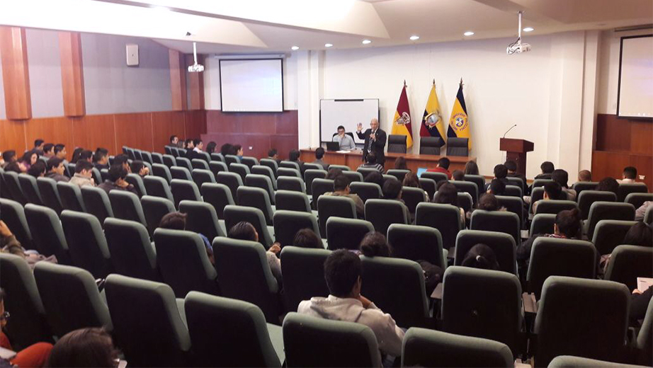 P. Javier Herrán, Rector de la UPS durante su discurso de presentación de los clautros docentes