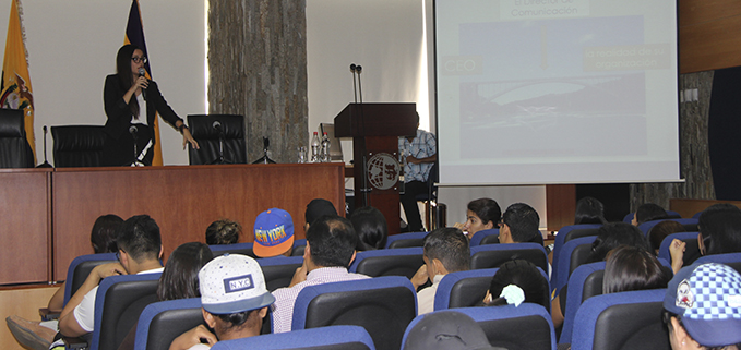 Estudiantes de la carrera de comunicación Social durante la exposición.