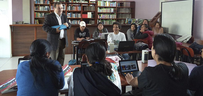 Vicerrector de la Sede Quito, Antropólogo José Juncosa, visitó las instalaciones de la biblioteca y conversó con los estudiantes que asistieron a los talleres.