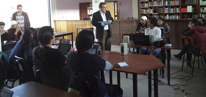 Vicerrector de la Sede Quito, Antropólogo José Juncosa, visitó las instalaciones de la biblioteca y conversó con los estudiantes que asistieron a los talleres.