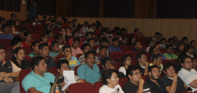 Estudiantes de la carrera Ingeniería Electrónica en el evento.