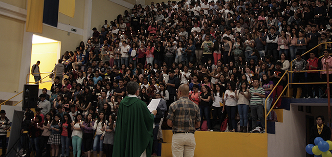 Padre Marcelo Farfán, Director de la Pastoral, al inicio del evento de bienvenida.