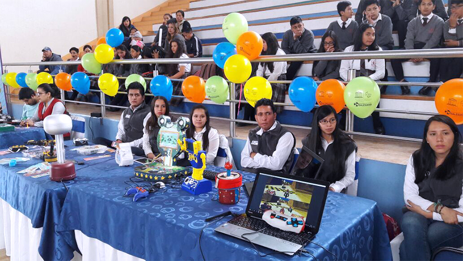 Expositores de los stands que participaron en el evento de celebración del primer aniversario de la cátedra UNESCO-UPS