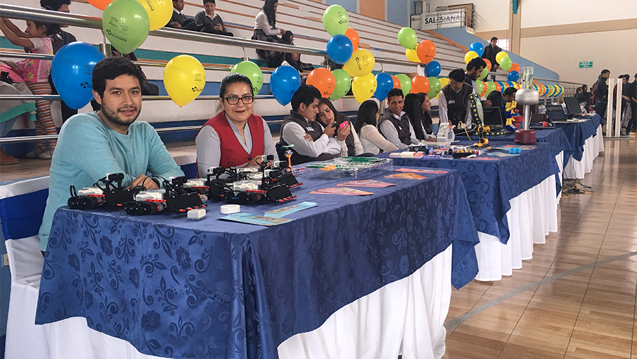 Expositores de los stands que participaron en el evento de celebración del primer aniversario de la cátedra UNESCO-UPS