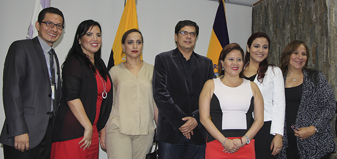 De izq. a der. Bismark Arana, Sonia Yánez, Ilfn Florsheim, Luigi Guerrón, Peggy Artieda, Mayra Salazar y Cassia Delgado.