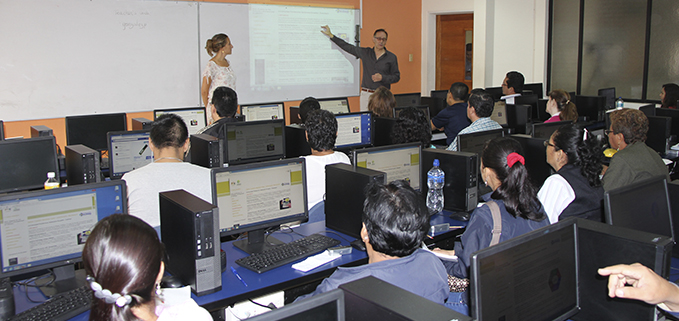 PhD. Rafael Sánchez exponiendo frente a los representantes de diversas instituciones que asistieron al taller.