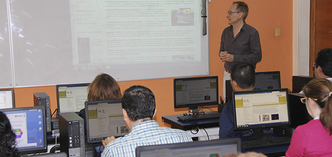 PhD. Rafael Sánchez exponiendo frente a los representantes de diversas instituciones que asistieron al taller.