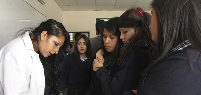 Estudiante de Biotecnología explicando el proyecto de la papaína a nivel de cosmética, oftalmología y medicina.