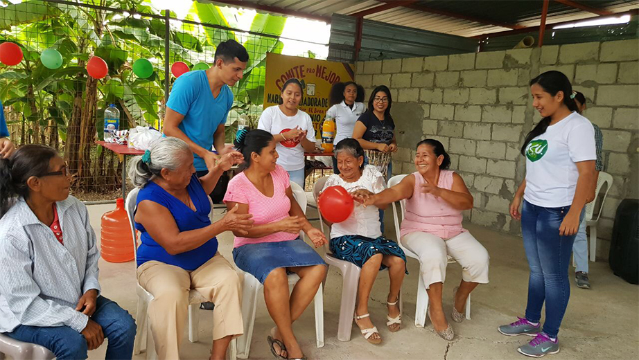 Voluntarios de la UPS visitando y animando algunas comunidades de Guayaquil