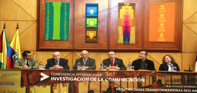 desde la izquierda: Dr. Edgar Vega (UASB;) Dr. José Laso (UASB), P. Javier Herrán (UPS); Dr. Enrique Ayala, (UASB) Efendy Maldonado (Red AMLAT) y Dra. María del Carmen Ramírez (UPS).