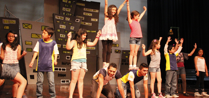 Momento de la presentación de los grupos participantes en la Colonia Vacacional.