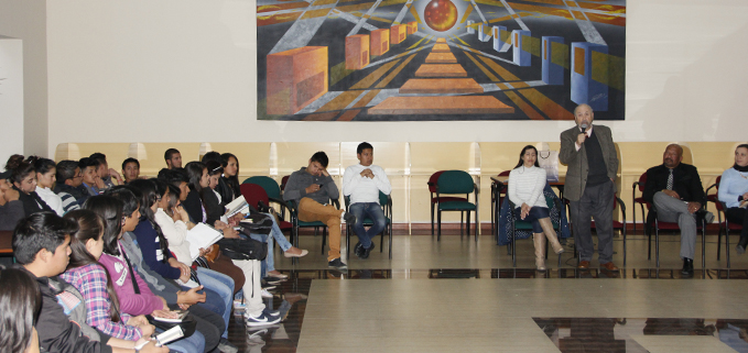 Escritor Javier Vásconez en el diálogo con los estudiantes.