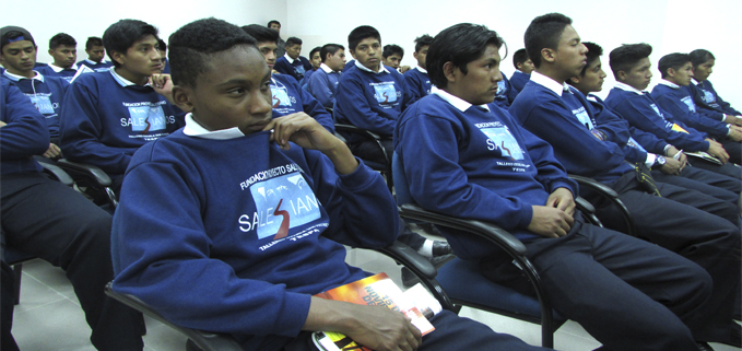 Estudiantes de la Fundación Proyecto Salesiano en la conferencia 