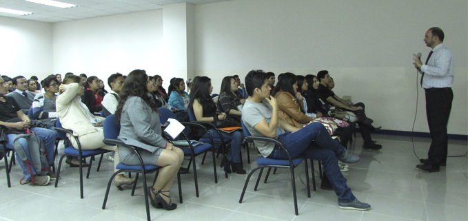 Estudiantes, docentes y administrativos en la conferencia 