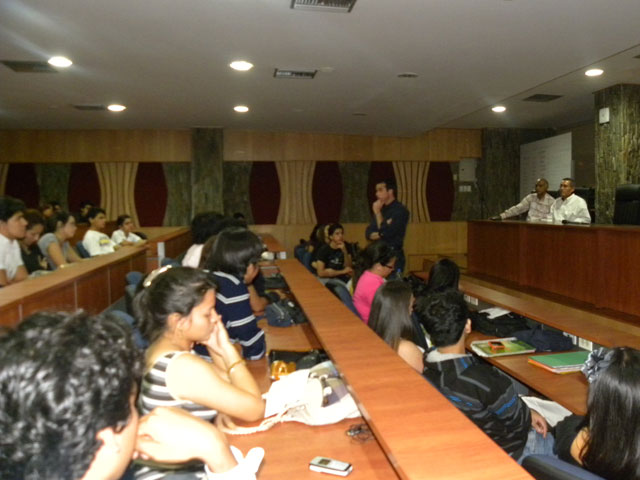 GUAYAQUIL: Andrés Junblught en charla con estudiantes de Comunicación Social