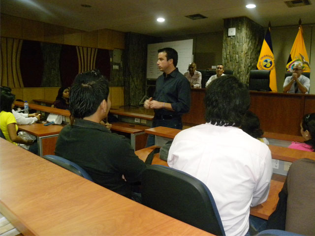 GUAYAQUIL: Andrés Junblught en charla con estudiantes de Comunicación Social