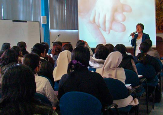 QUITO: Especialista colombiana en temas de educación diferencial dicta conferencia