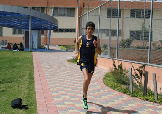 CUENCA: Estudiante de la UPS sobresale en atletismo