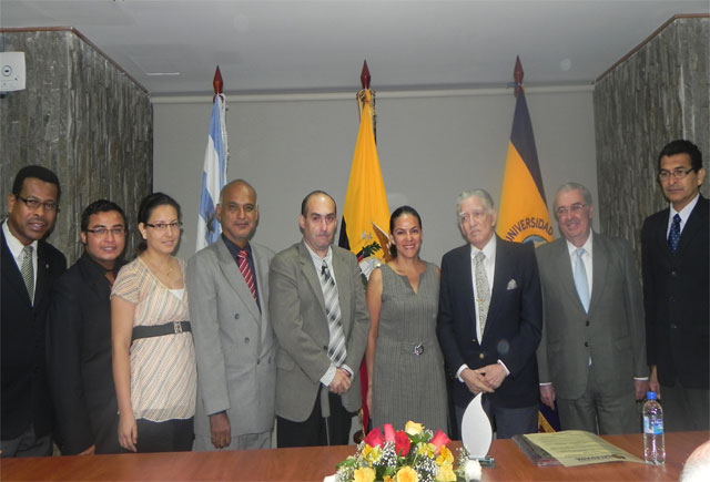 GUAYAQUIL: Periodista Alejandro Guzmán recibe homenaje en la UPS