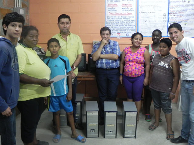 GUAYAQUIL: Donación de computadoras a la Asociación Afro ecuatoriana 