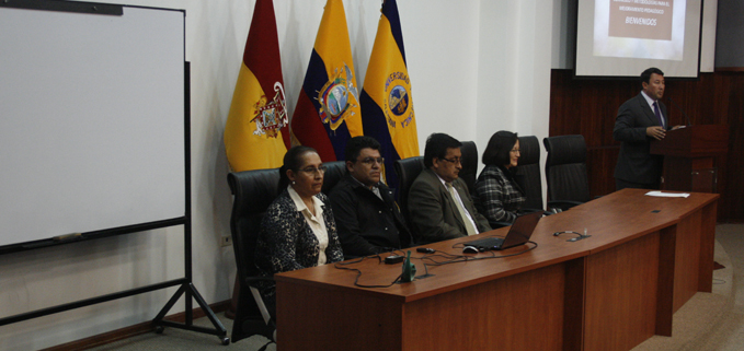 Intervención de Fernando Solórzano, docente de la Carrera y mesa directiva con (de izq.) Victoria Jara, directora de la Carrera, Eco. Cesar Vásquez, Vicerrector de la Sede Cuenca, Xavier Merchán y Mariana Carrillo, docentes de la Carrera.