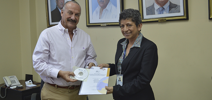 Ing. Carmen Palacios entregando oficialmente los resultados del proyecto al Presidente de la Sociedad Protectora de la Infancia, Ricardo Koening.