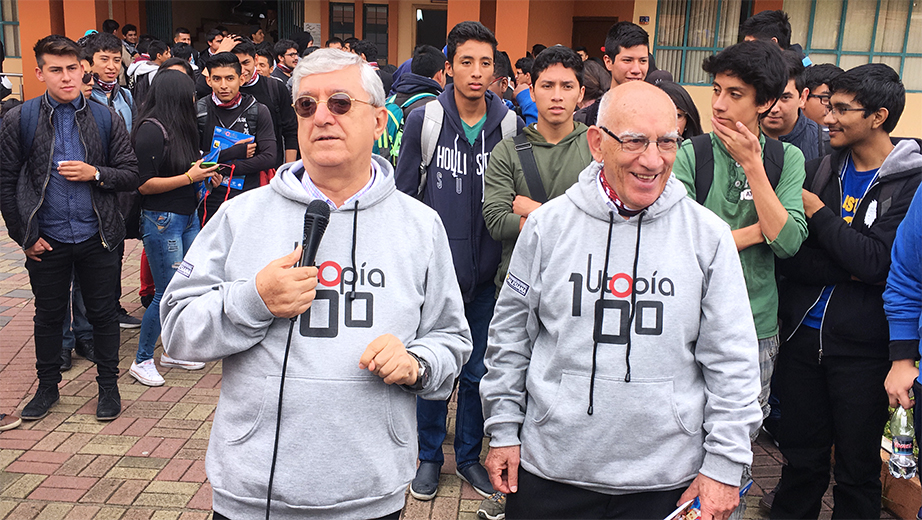 de (izq.) P. Luciano Bellini Fedozzi, ex-rector de la UPS y P. Javier Herrán Gomez, Rector de la UPS durante la fiesta Utopía 100 en la Sede Cuenca