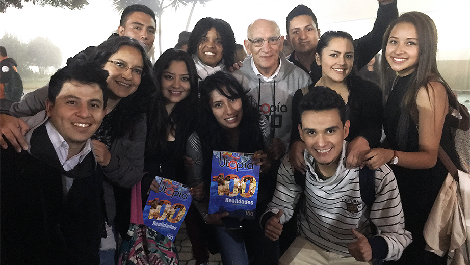 Estudiantes de la Sede Quito junto al P. Javier Herrán, Rector de la UPS