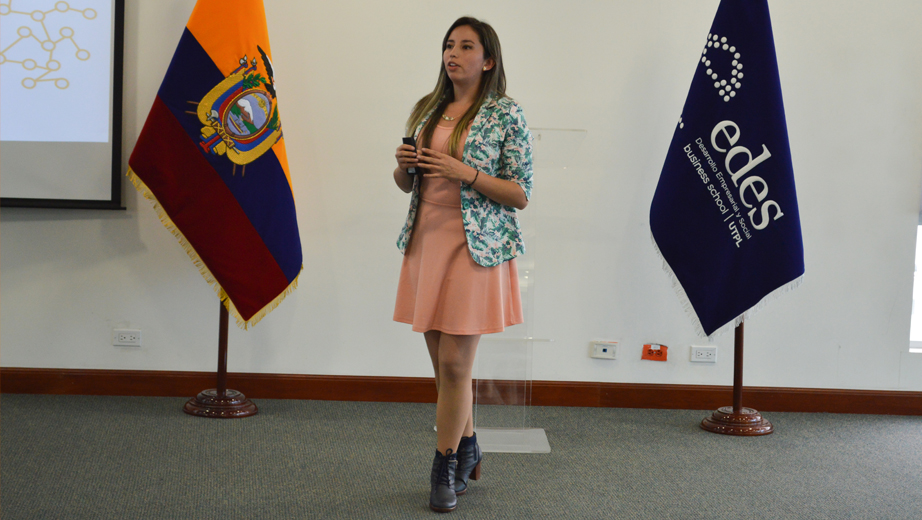 Paula Salazar, estudiante de la Sede Quito, presentando su experiencia en el ecosistema de innovación y emprendimiento de la UPS en la reunión de la RedTIKAL 2018.
