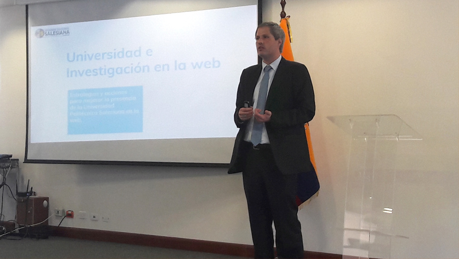 Andrea De Santis, editor web de la UPS, compartiendo estrategias implementadas para la visibilización de la investigación y el incremento de la presencia en la web de la universidad.