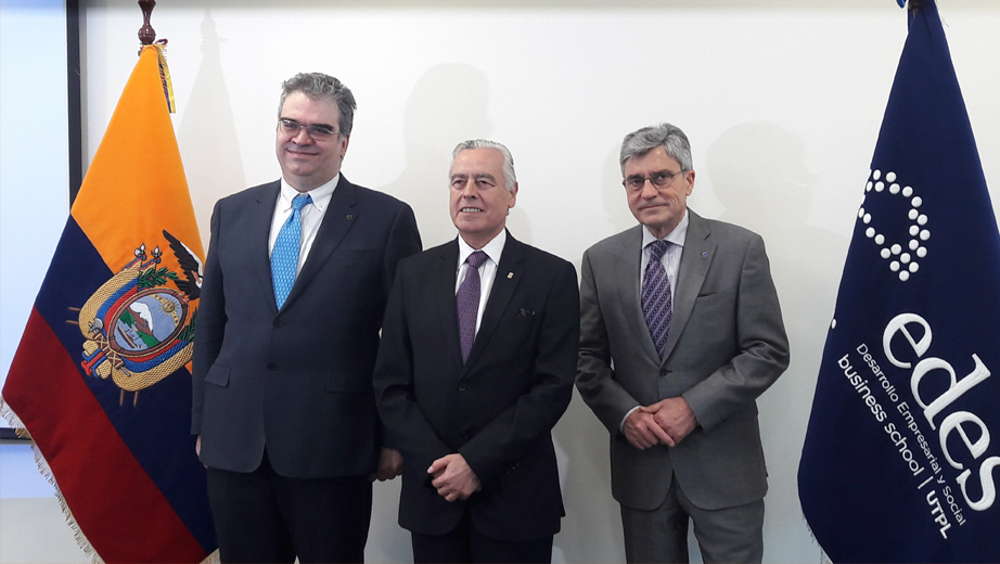 (de izq.) Isidro Aguillo (director Cybermetric del Centro Superior de Investigaciones Científicas de España- CSIC), Jose Barbosa (rector de la UTPL), Adolfo Cazorla (director general de EOI).