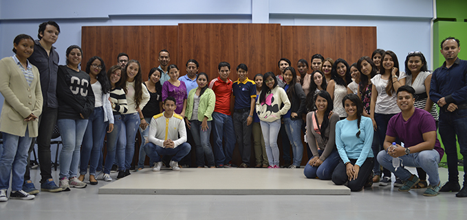 Participantes durante el taller de diseño gráfico de la Lcda. Mariella Velasteguí.