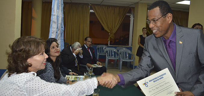 MSc. César Andrade durante la entrega de reconocimiento.