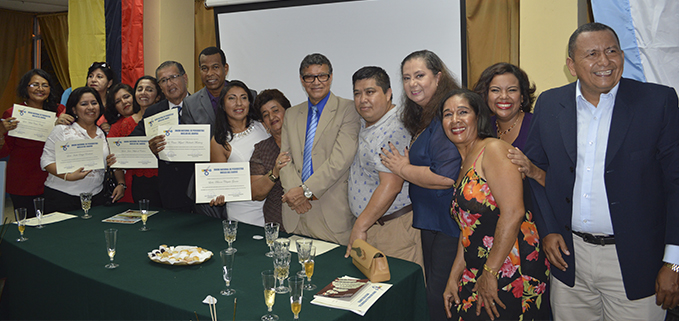 MSc. César Andrade junto a profesionales de la comunicación que recibieron reconocimiento de la UNP-G