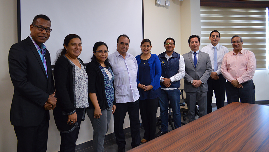 Docentes de la Sede Guayaquil en la clausura del curso 