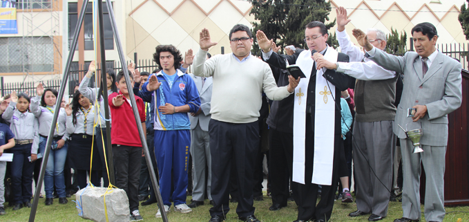 Juan Cárdenas en la bendición de la primera piedra de la plazoleta.