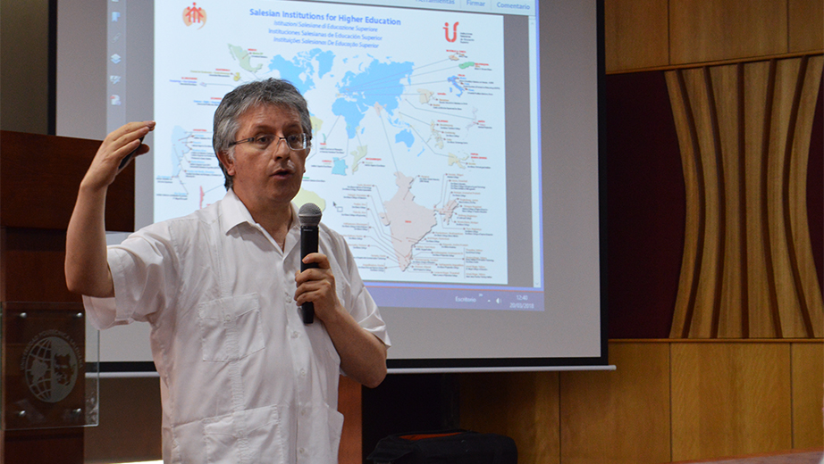 Father Marcelo Farfán, during the meeting in Guayaquil