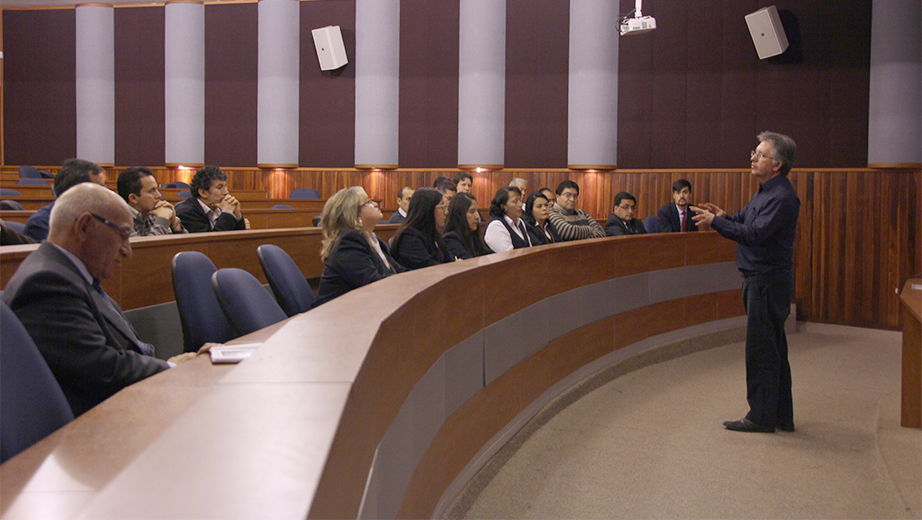 En la Sede Cuenca, el P. Marcelo Farfán conversa con las autoridades.