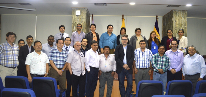 Pedro Fernández de Cordoba (centro) junto a los docentes de la UPS sede Guayaquil.
