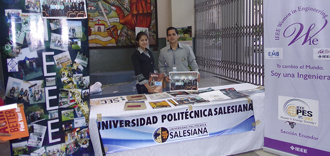 Cristina Bustamante y Luis Zhunio  en la feria de Ramas estudiantiles IEEE, desarrollada en la XI Reunión Nacional de Ramas IEEE Loja 201.
