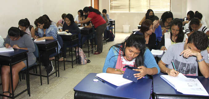 Estudiantes reciben clases durante el curso de inducción.
