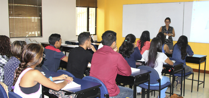 Docente da la bienvenida a los nuevos aspirantes de la UPS.